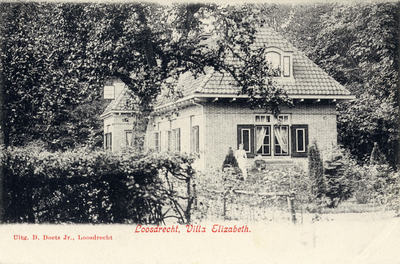 13493 Gezicht op de voorgevel van de Villa Elizabeth te Nieuw-Loosdrecht (gemeente Loosdrecht). N.B. De gemeente ...
